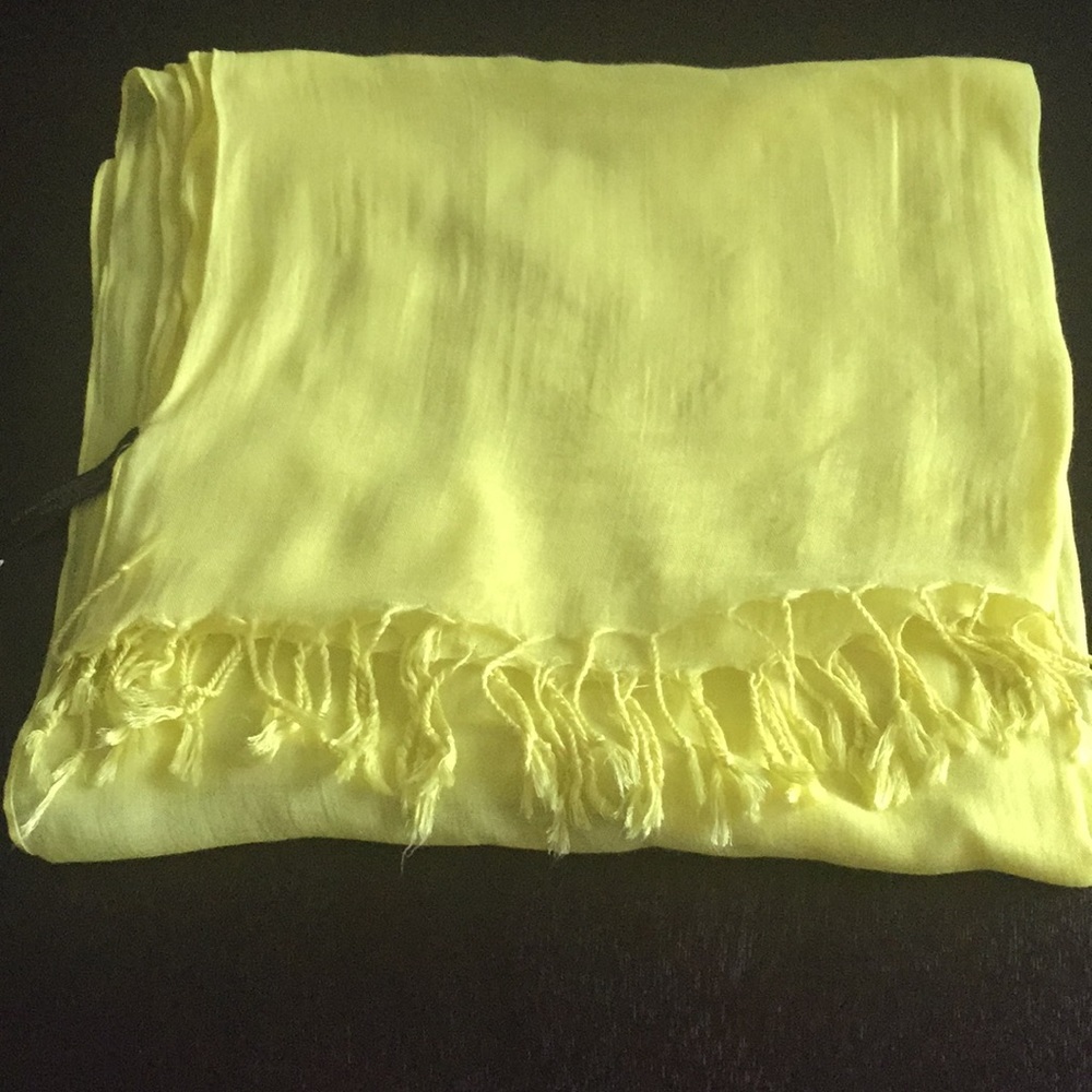 ⭐️HP⭐️ The Limited scarf/ wrap